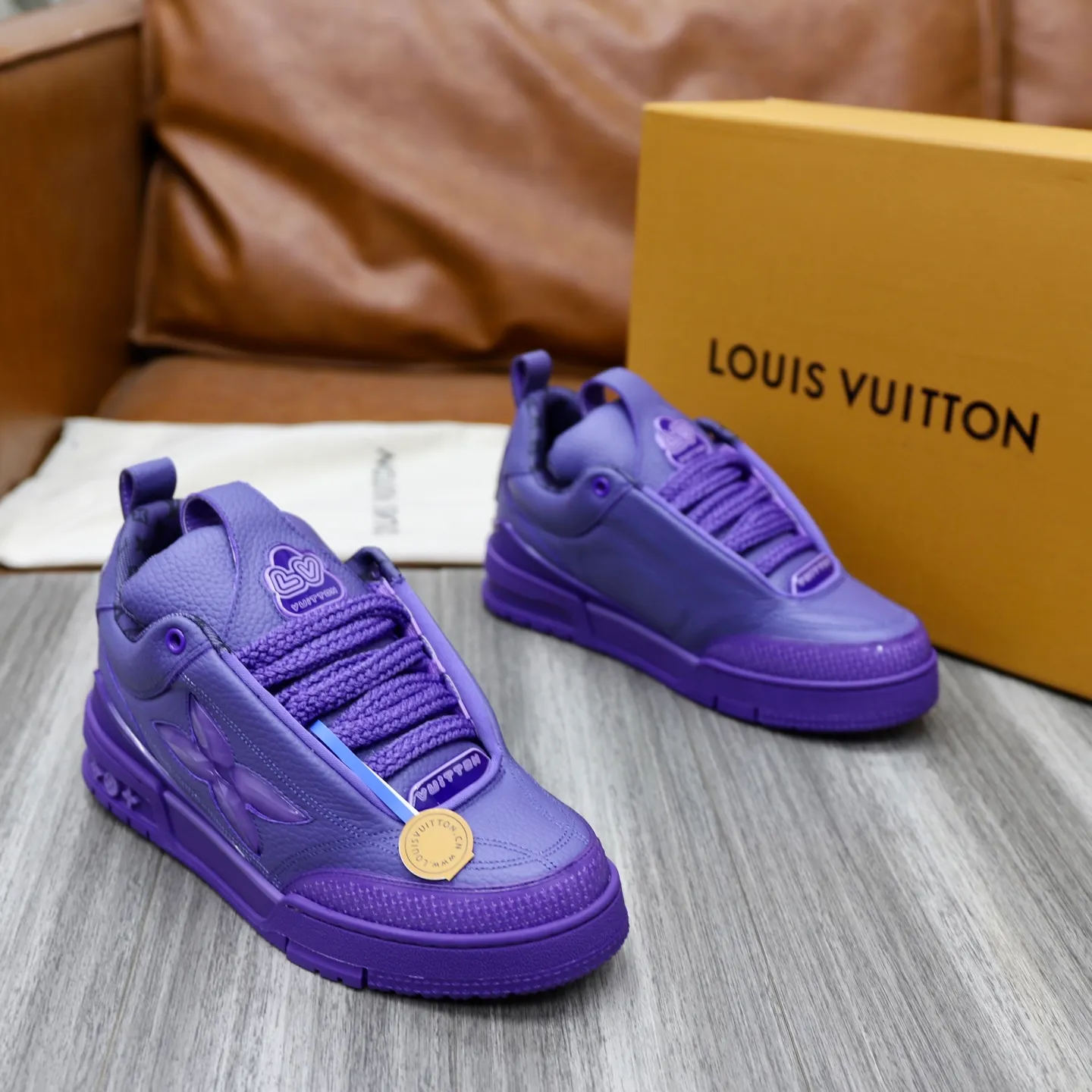 Men's shoes 💰: 860💰 LV Louis Vuitton TRAINER new sneakers are shipped. Louis Vuitton men's artistic director Virgil Abloh took inspiration to create this LV Trainer sneaker. Yingze crystal inlays present a colorful effect, with two gorgeous effect colors to choose from. The LV diamond letter logo badge on the tongue is gorgeous and noble. The LV letters are decorated on the side. The outsole is decorated with a Monogram flower pattern. It shows the trend of elegance and nobility! Men's model: 39-44 (38, 45, 46 customized)
